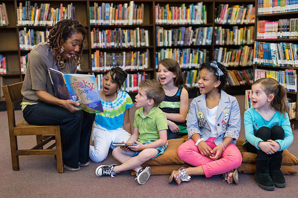 Kids' storytime events - librarian reading to children