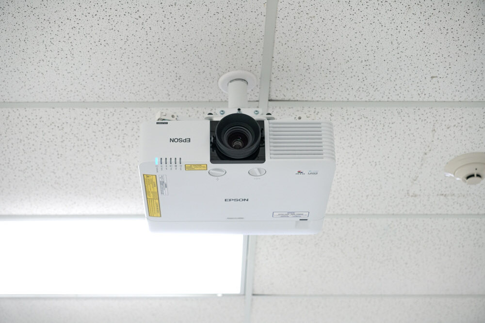 Hamilton meeting room - ceiling mounted projector