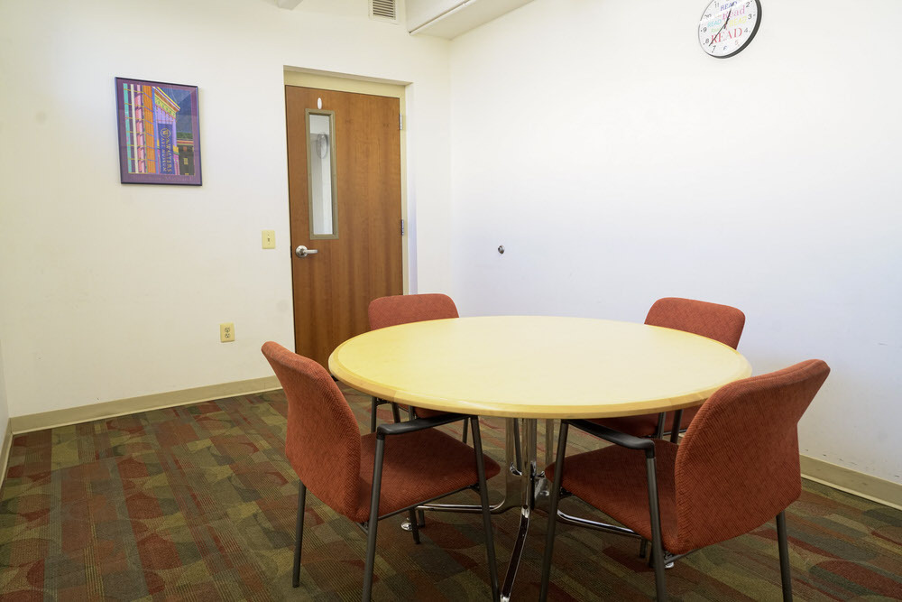 Reisterstown Road Branch Small Meeting Room - chairs and table