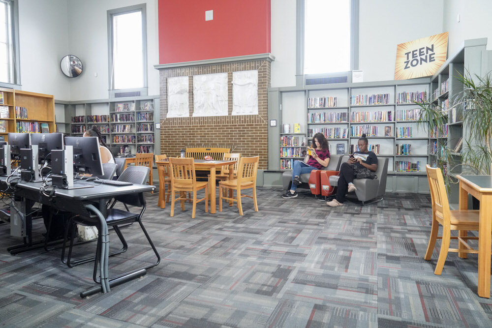 Teen zone - people reading at Patterson Park